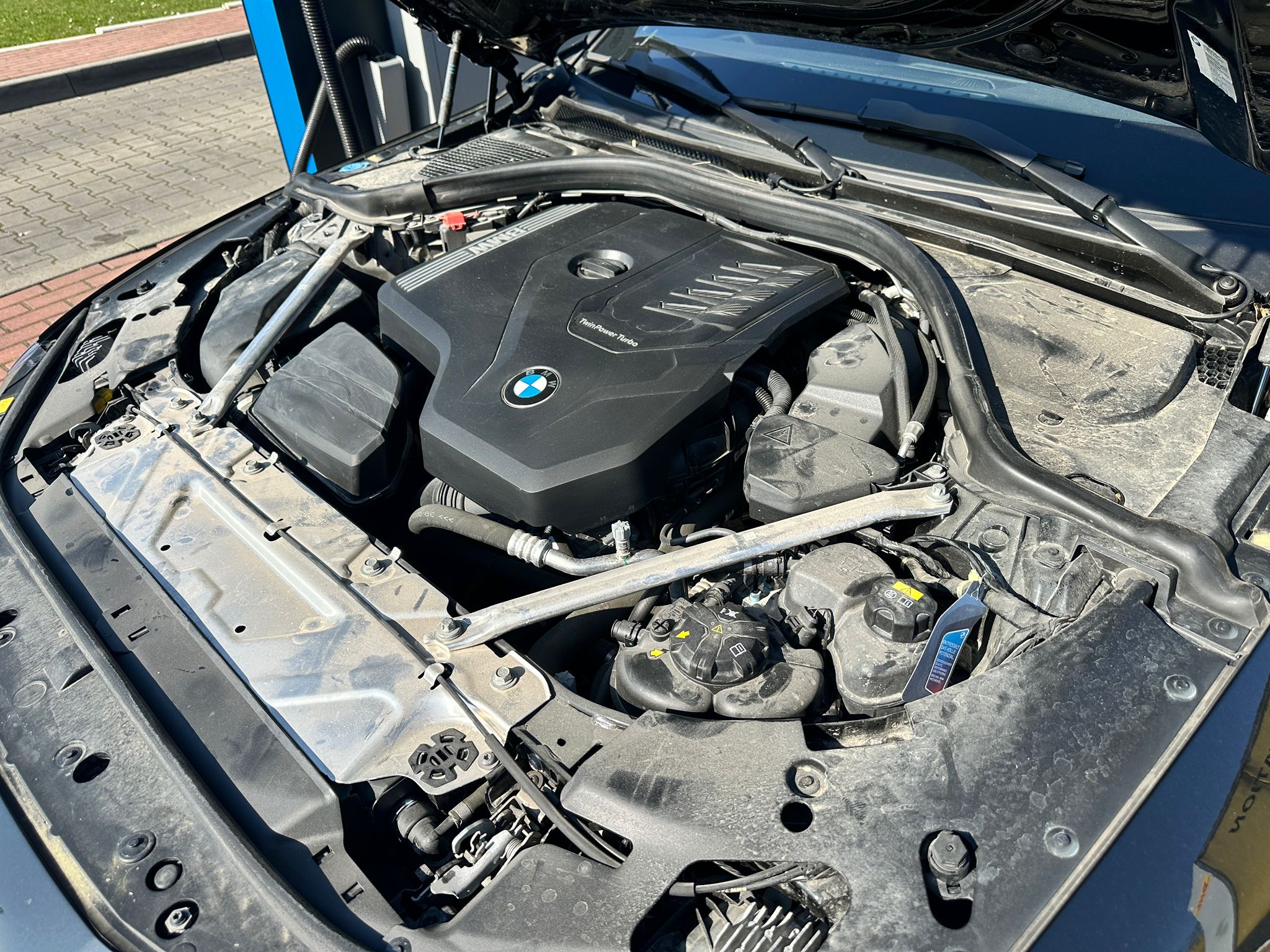 Motorraum vor der Motorwäsche