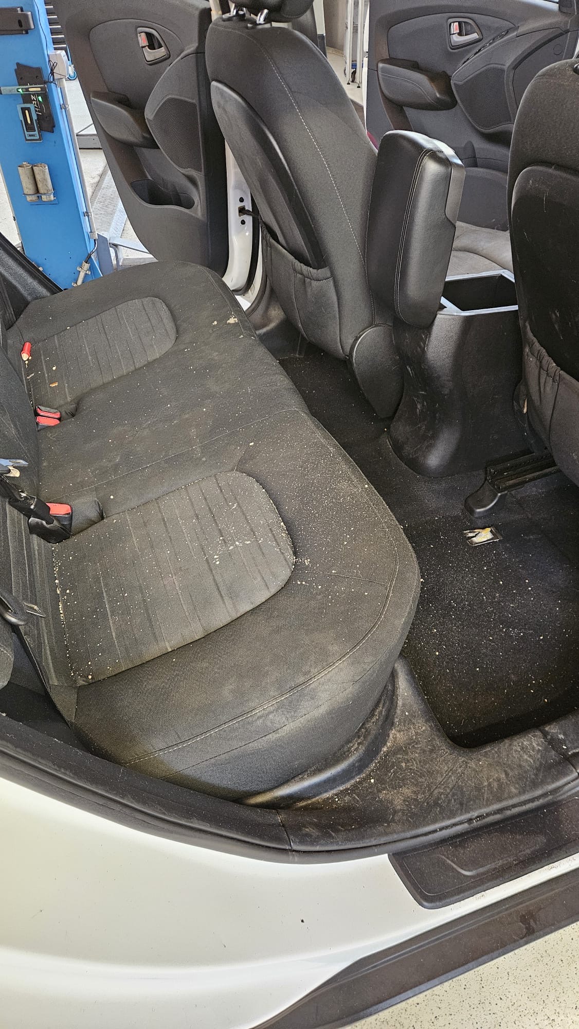 Rückbank vor der Tiefenreinigung